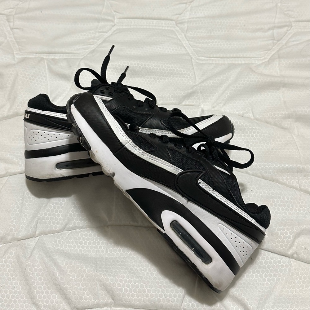 Nikes
Size 5 Big Boys
Used sneakers